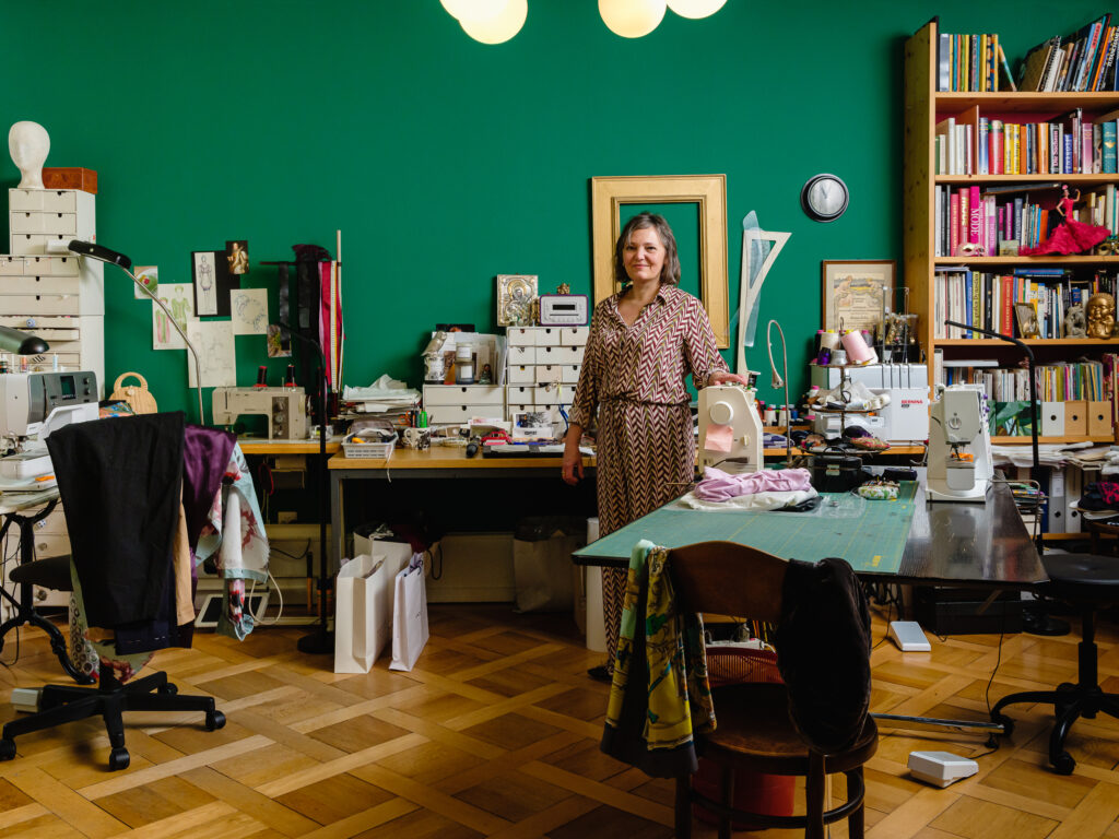 Yolanda Amatucci, Schneiderin in ihrem Atelier