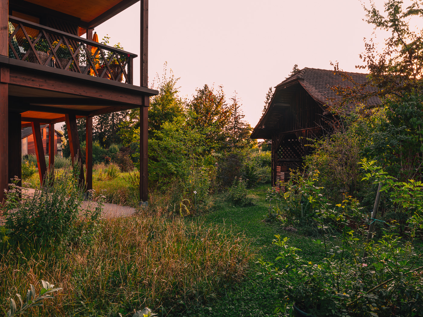 Wohnhaus Francesco und historischer Gartenschuppen im Abendlicht