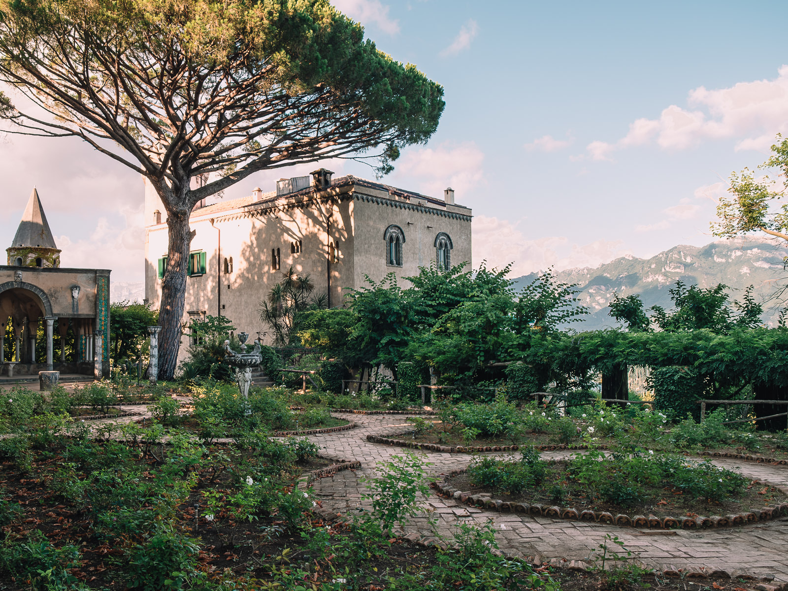 Villa Cimbrone mit Rosengarten und grosser Schirmkiefer in Ravello