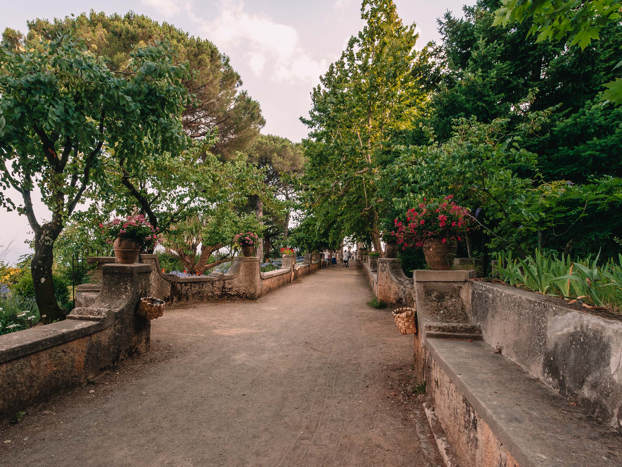 Lange Gartenachse mit Mauern, Pflanzgefässen und Bäumen in der Villa Cimbrone