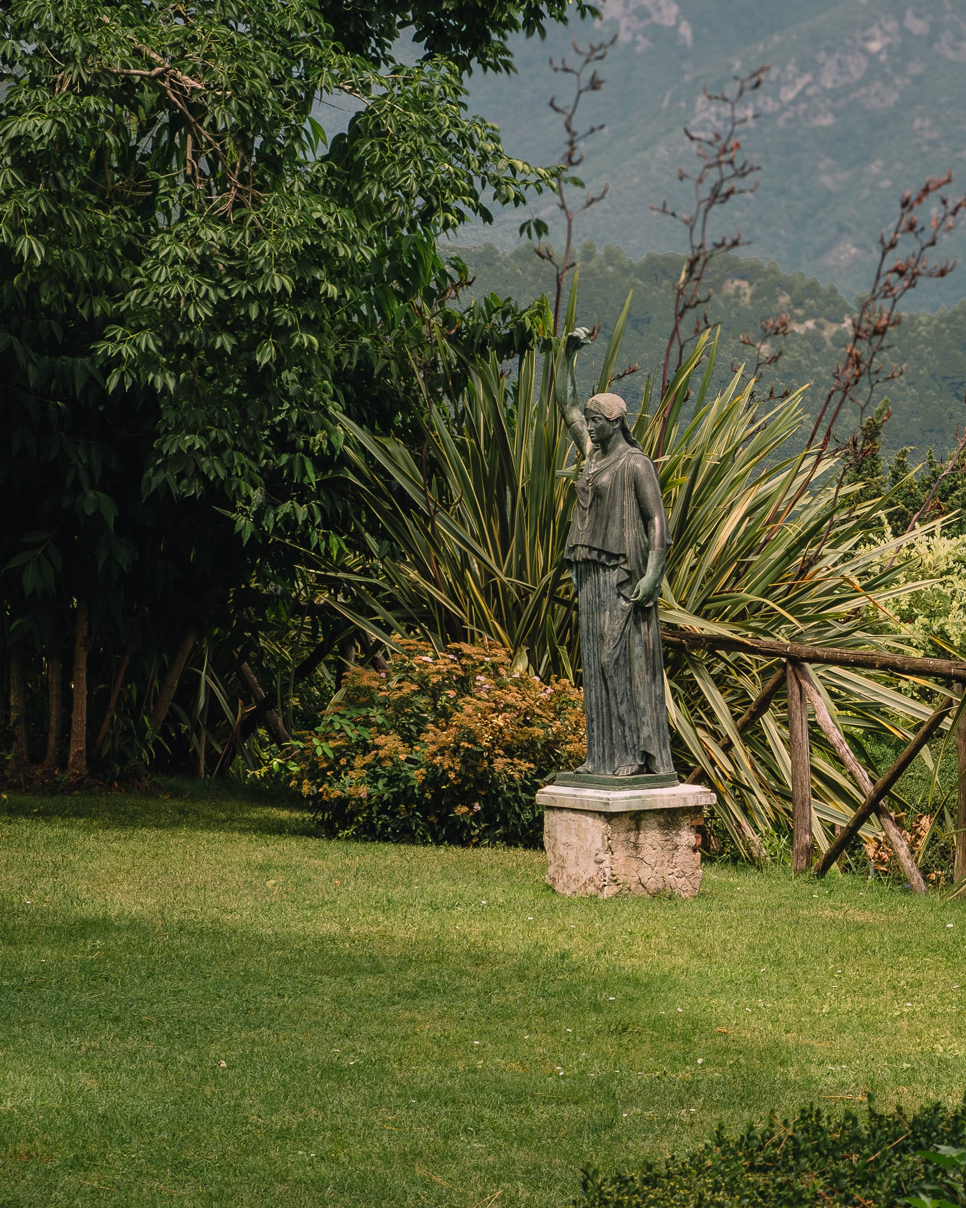 Bronzeskulptur vor mediterraner Vegetation und Bergen bei Ravello