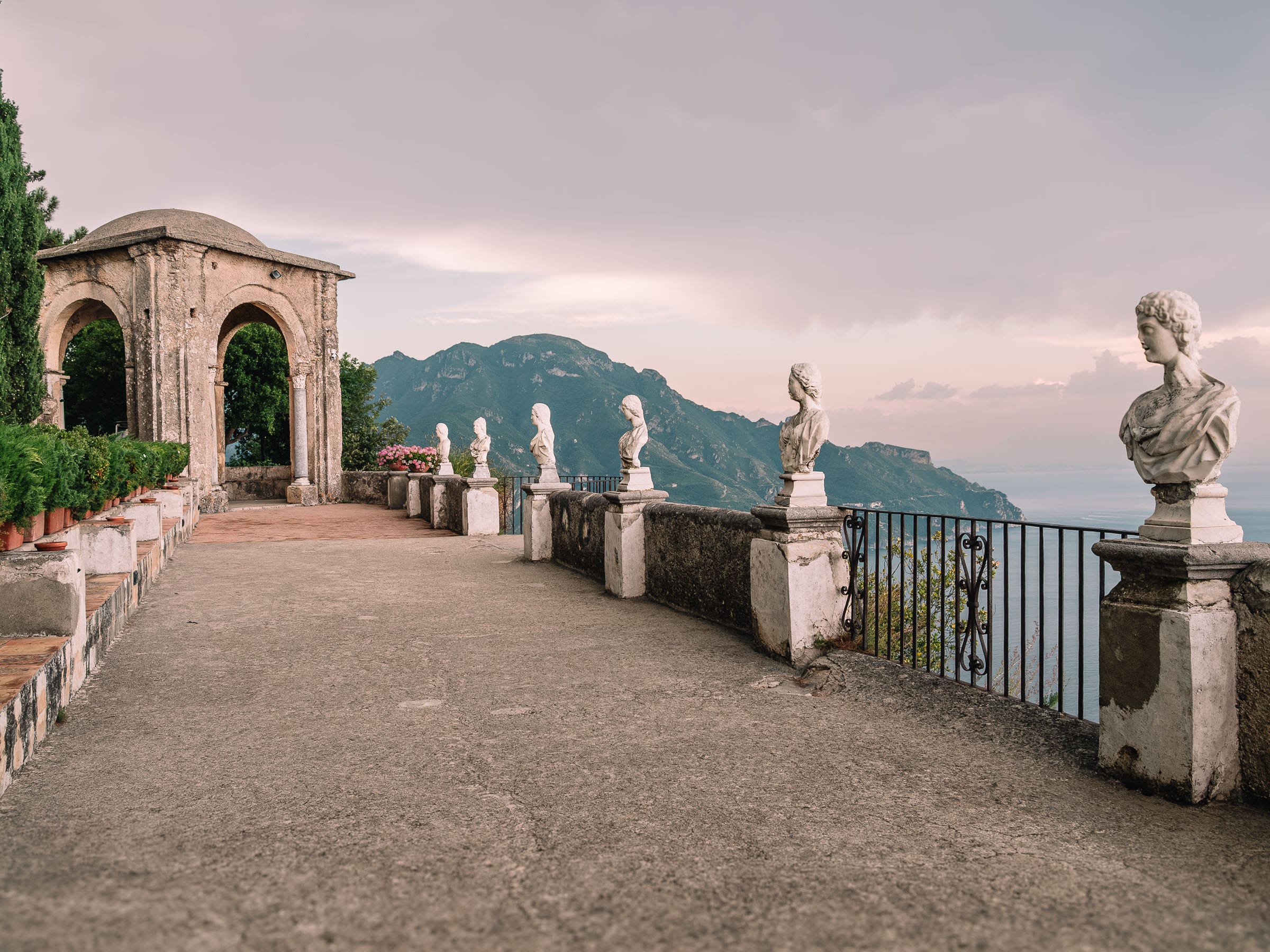 Terrazza dell’Infinito mit Marmorbüsten und Blick über die Amalfiküste