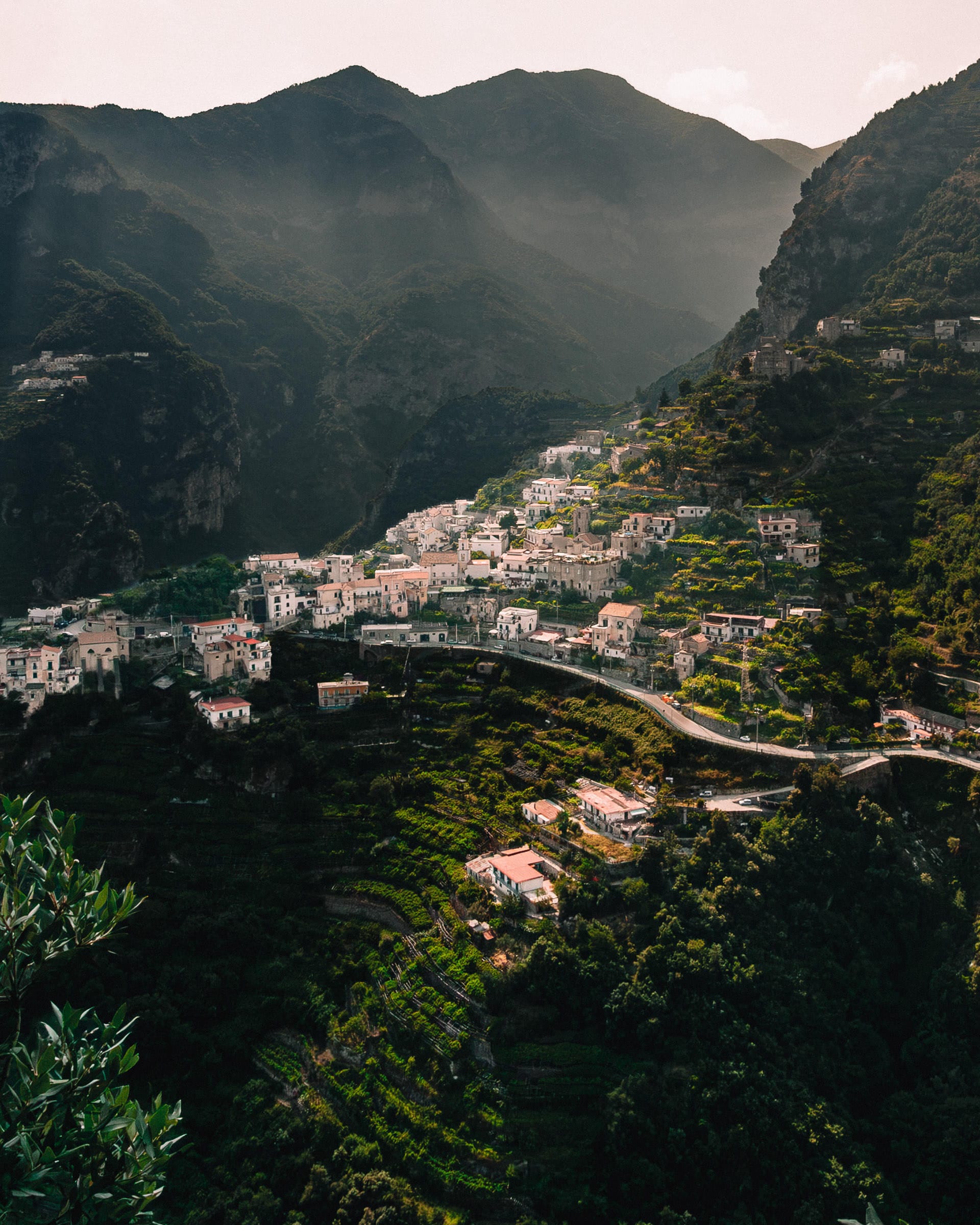 Blick von der Villa Cimbrone auf Scala und die Terrassen der Amalfiküste